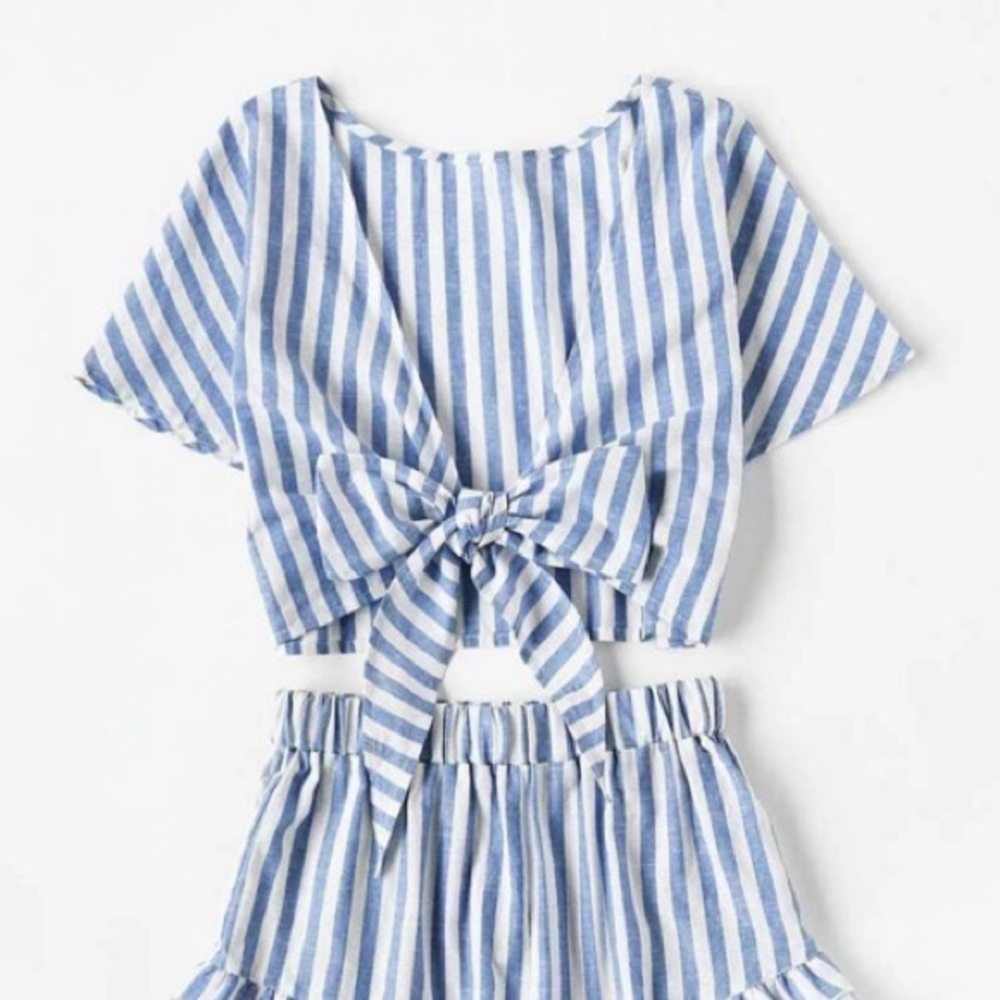 ❌ SOLD ❌ Blue Striped Tie-Front Crop Top 🌼